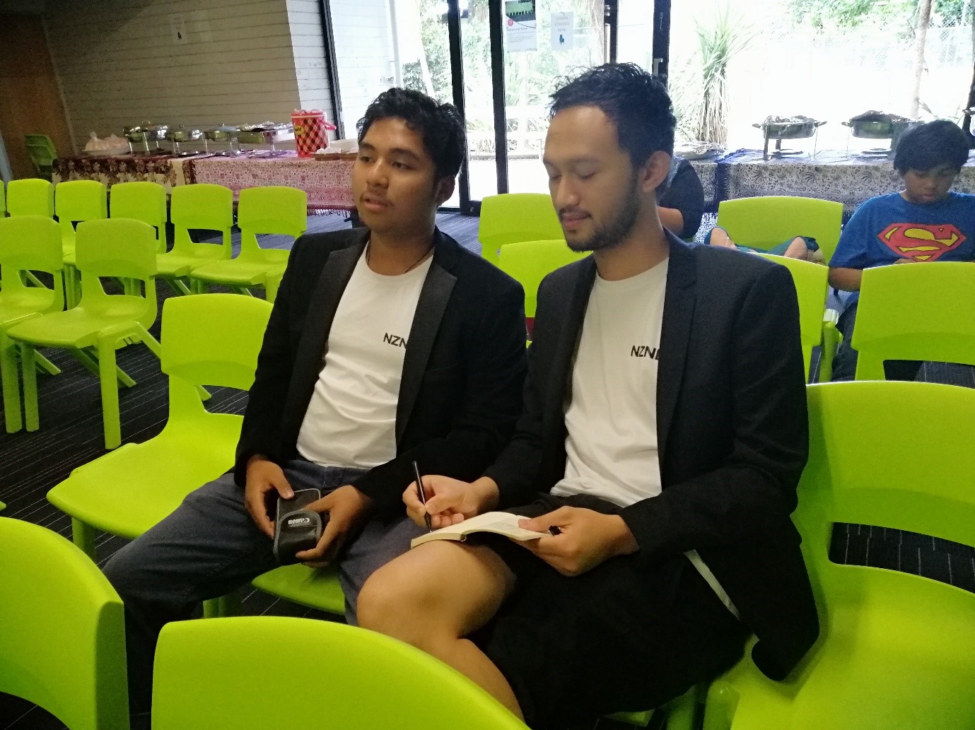 Naufal Haritsyah (kiri) dan Irawan (kanan) saat meliput konten untuk nznesia